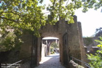 Odenwald: Äußeres Tor von Schloss Alsbach - Foto: Stefan Frerichs / RheinWanderer.de