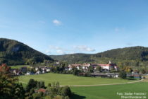 Obere Donau: Blick von der Placidus-Hütte auf Ort und Kloster Beuron - Foto: Stefan Frerichs / RheinWanderer.de