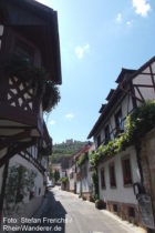 Pfälzerwald: Schlossstraße in Hambach - Foto: Stefan Frerichs / RheinWanderer.de