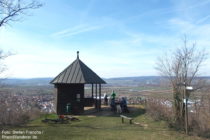 Inselrhein: Richardshöhe mit GAGA-Schutzhütte - Foto: Stefan Frerichs / RheinWanderer.de