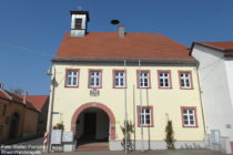 Inselrhein: Rathaus von Schwabenheim - Foto: Stefan Frerichs / RheinWanderer.de