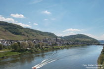 Mosel: Blick von der Moselbrücke auf Neef - Foto: Stefan Frerichs / RheinWanderer.de