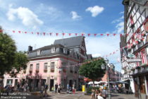 Ahr: Marktplatz mit Altem Rathaus in Ahrweiler - Foto: Stefan Frerichs / RheinWanderer.de