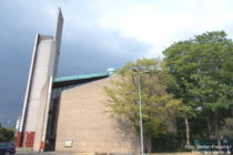 Niederrhein: Dietrich-Bonhoeffer-Kirche in Düsseldorf-Garath - Foto: Stefan Frerichs / RheinWanderer.de