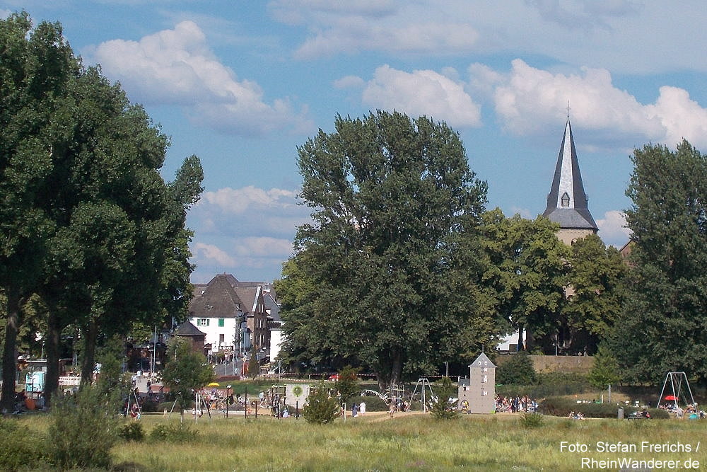 Niederrhein: Blick vom Rheindeich auf Monheim - Foto: Stefan Frerichs / RheinWanderer.de