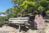 Ahr: Aussichtspunkt mit Gedenkstein am Krausberg - Foto: Stefan Frerichs / RheinWanderer.de