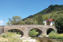 Ahr: Steinbergsbrücke bei Dernau - Foto: Stefan Frerichs / RheinWanderer.de