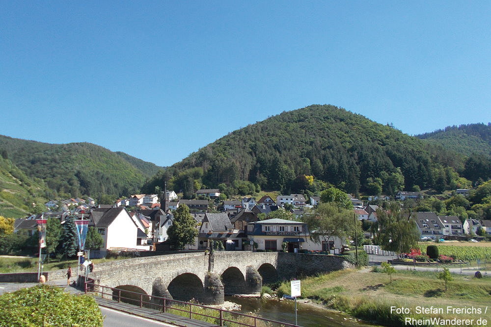 Ahr: Blick auf Rech - Foto: Stefan Frerichs / RheinWanderer.de