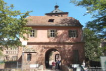 Neckar: Brückenhaus am Eingang zum Heidelberger Schloss - Foto: Stefan Frerichs / RheinWanderer.de