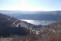 Mittelrhein: Blick vom Aussichtspunkt Panorama-Bank auf Clemenskapelle und Lorchhausen - Foto: Stefan Frerichs / RheinWanderer.de