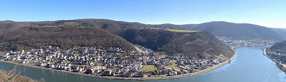 Mosel: Blick vom Ausoniusstein auf Oberfell - Foto: Stefan Frerichs / RheinWanderer.de