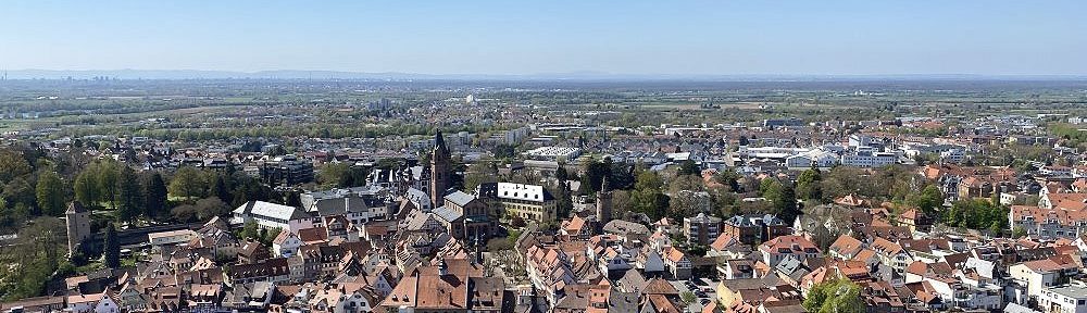 Odenwald: Blick von Burgruine Windeck auf Weinheim - Foto: Stefan Frerichs / RheinWanderer.de