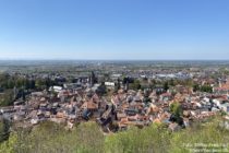 Odenwald: Blick von Burgruine Windeck auf Weinheim - Foto: Stefan Frerichs / RheinWanderer.de