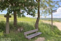 Ahr: Rastplatz am Wegkreuz von 1782 bei Ehlingen - Foto: Stefan Frerichs / RheinWanderer.de