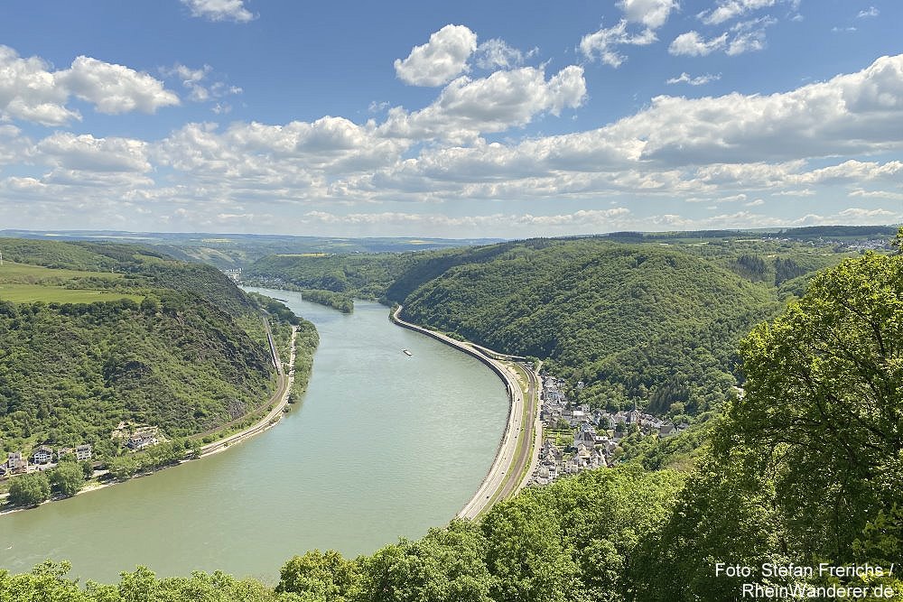 Mittelrhein: Blick vom Aussichtspunkt Niederwald auf Hirzenach - Foto: Stefan Frerichs / RheinWanderer.de