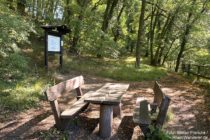 Odenwald: Rastplatz unterhalb der Hirschburg - Foto: Stefan Frerichs / RheinWanderer.de