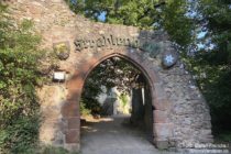 Odenwald: Eingang zur Strahlenburg bei Schriesheim - Foto: Stefan Frerichs / RheinWanderer.de