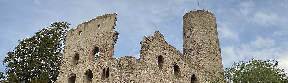 Odenwald: Palas und Bergfried der Strahlenburg bei Schriesheim - Foto: Stefan Frerichs / RheinWanderer.de