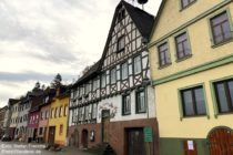 Mittelrhein: Barockes Gasthaus und andere historische Gebäude in Niederheimbach - Foto: Stefan Frerichs / RheinWanderer.de