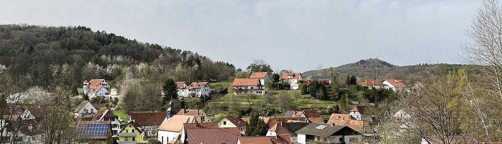 Pfälzerwald: Blick auf Erlenbach bei Dahn - Foto: Stefan Frerichs / RheinWanderer.de