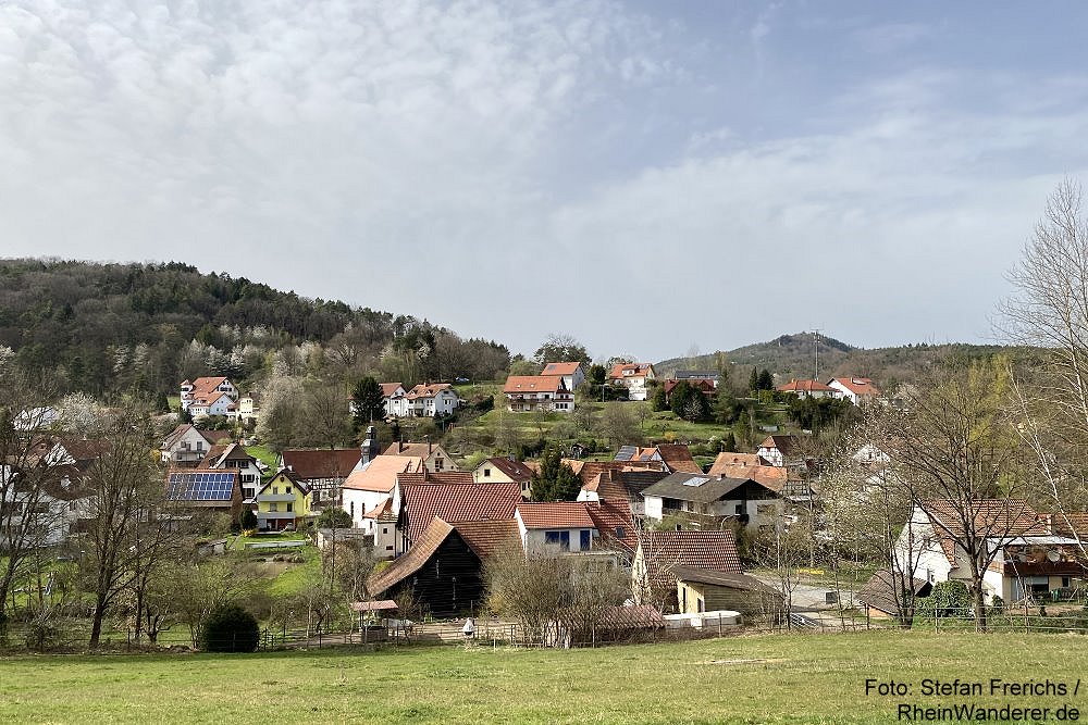 Pfälzerwald: Blick auf Erlenbach bei Dahn - Foto: Stefan Frerichs / RheinWanderer.de