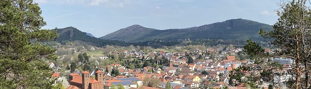 Pfälzerwald: Blick auf Hauenstein vom Aussichtspunkt Am Steinbruch - Foto: Stefan Frerichs / RheinWanderer.de