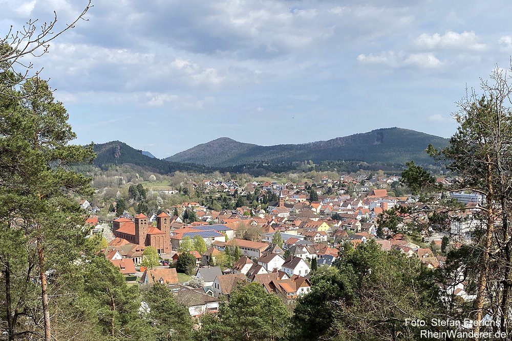 Pfälzerwald: Blick auf Hauenstein vom Aussichtspunkt Am Steinbruch - Foto: Stefan Frerichs / RheinWanderer.de