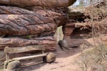 Pfälzerwald: Bank am Blitzfelsen bei Hauenstein - Foto: Stefan Frerichs / RheinWanderer.de