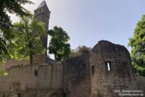 Neckar: Außenmauer und Bergfried von Burg Hirschhorn - Foto: Stefan Frerichs / RheinWanderer.de