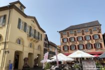 Neckar: Altes Rathaus und Hotel Karpfen am Marktplatz von Eberbach - Foto: Stefan Frerichs / RheinWanderer.de