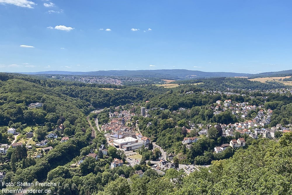 Taunus: Blick auf Eppstein vom Rastplatz am Mendelsohn-Gedenkstein - Foto: Stefan Frerichs / RheinWanderer.de