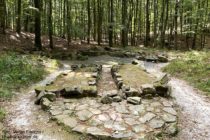 Taunus: Überreste der Waldglashütte am Emsbach bei Glashütten - Foto: Stefan Frerichs / RheinWanderer.de