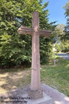 Taunus: Steinernes Wegkreuz am Roten Kreuz - Foto: Stefan Frerichs / RheinWanderer.de