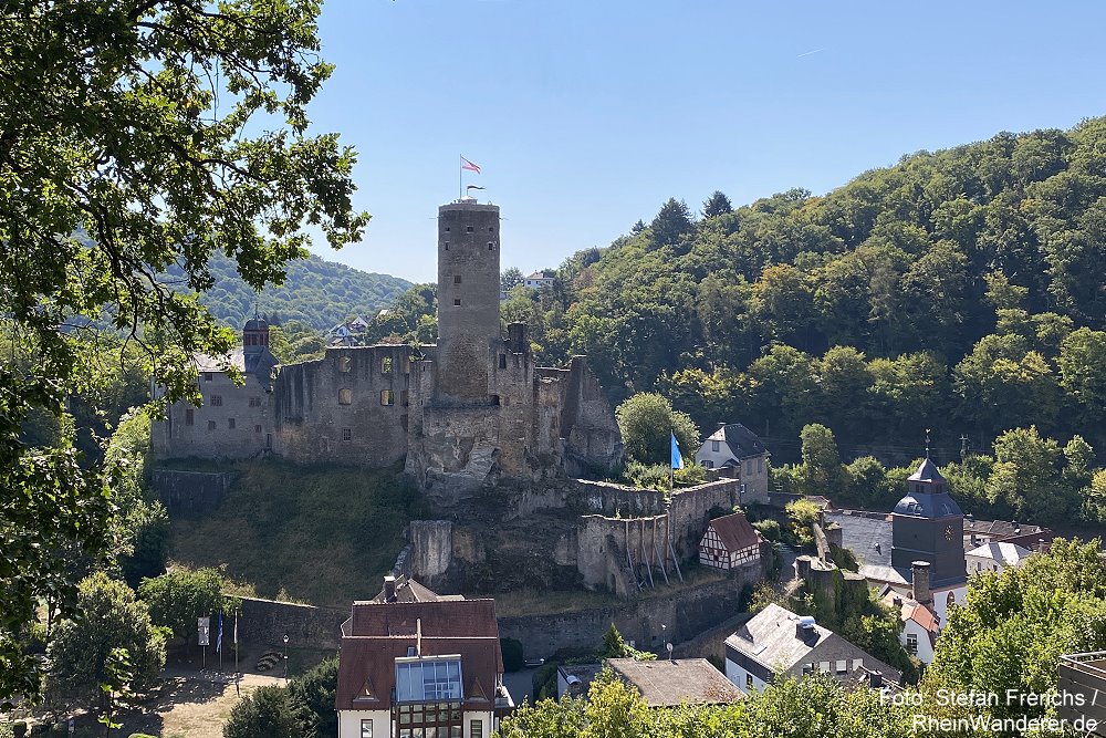 Taunus: Blick auf Burg Eppstein und Talkirche - Foto: Stefan Frerichs / RheinWanderer.de