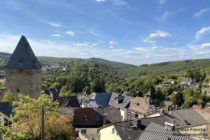 Taunus: Blick von der Burg Altweilnau auf den Ort - Foto: Stefan Frerichs / RheinWanderer.de