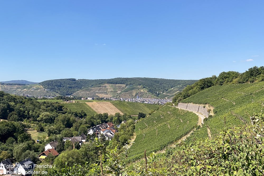 Ahr: Blick über das Bachemer Tal auf Ahrweiler - Foto: Stefan Frerichs / RheinWanderer.de