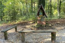 Niederrhein: Marienbildnis und Bänke beim Kupfernen Knopf - Foto: Stefan Frerichs / RheinWanderer.de