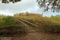 Niederrhein: Erdhügel der ehemaligen Burg Mergelp am Duivelsberg - Foto: Stefan Frerichs / RheinWanderer.de