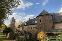 Niederrhein: Stadtmauer mit Mühlenturm in Kranenburg - Foto: Stefan Frerichs / RheinWanderer.de