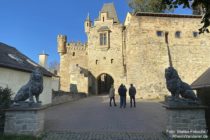 Nahe: Äußeres Tor von Schloss Dhaun - Foto: Stefan Frerichs / RheinWanderer.de