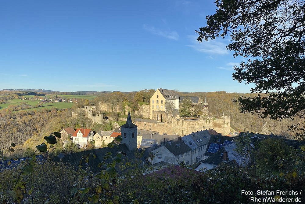 Nahe: Blick über den Ort auf Schloss Dhaun - Foto: Stefan Frerichs / RheinWanderer.de