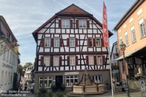 Taunus: Kilb'sches Haus und Schirnbrunnen in Kronberg - Foto: Stefan Frerichs / RheinWanderer.de