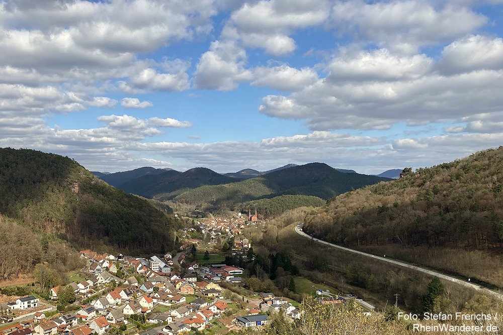 Pfälzerwald: Blick von der Falkenburg auf Wilgartswiesen - Foto: Stefan Frerichs / RheinWanderer.de