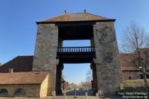 Pfälzerwald: Deutsches Weintor von Norden in Schweigen-Rechtenbach - Foto: Stefan Frerichs / RheinWanderer.de