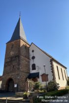 Pfälzerwald: Christuskirche + Napoleonsbrunnen in Schweigen-Rechtenbach - Foto: Stefan Frerichs / RheinWanderer.de