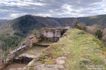 Pfälzerwald: Blick nach Nordwesten über die Ruine Falkenburg bei Wilgartswiesen - Foto: Stefan Frerichs / RheinWanderer.de