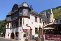 Mosel: Schloss Zell - Foto: Stefan Frerichs / RheinWanderer.de