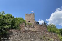 Mosel: Bergfried von Burg Arras - Foto: Stefan Frerichs / RheinWanderer.de