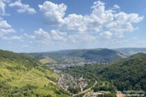 Mosel: Blick von Burg Arras auf Alf und Bullay - Foto: Stefan Frerichs / RheinWanderer.de