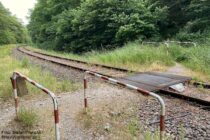 Mittelrhein: Wanderweg am Bahnübergang der Hunsrückbahn - Foto: Stefan Frerichs / RheinWanderer.de